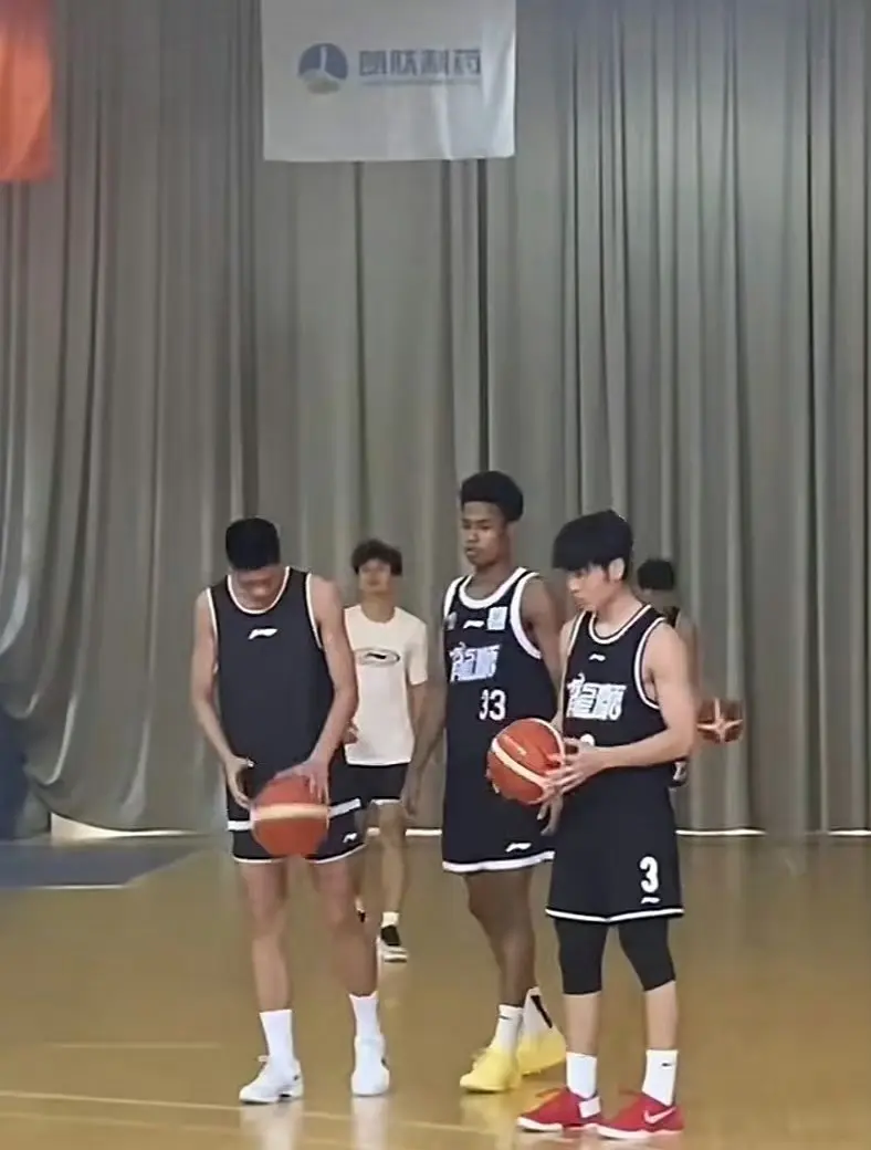 非常接近 非常接近