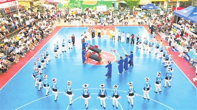 让观众沉浸, 曾入龙 让观众沉浸, 曾入龙