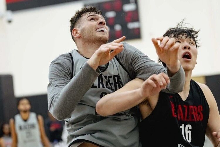 他都比克林, 有一个轻微, 赛的差距有 他都比克林, 有一个轻微, 赛的差距有